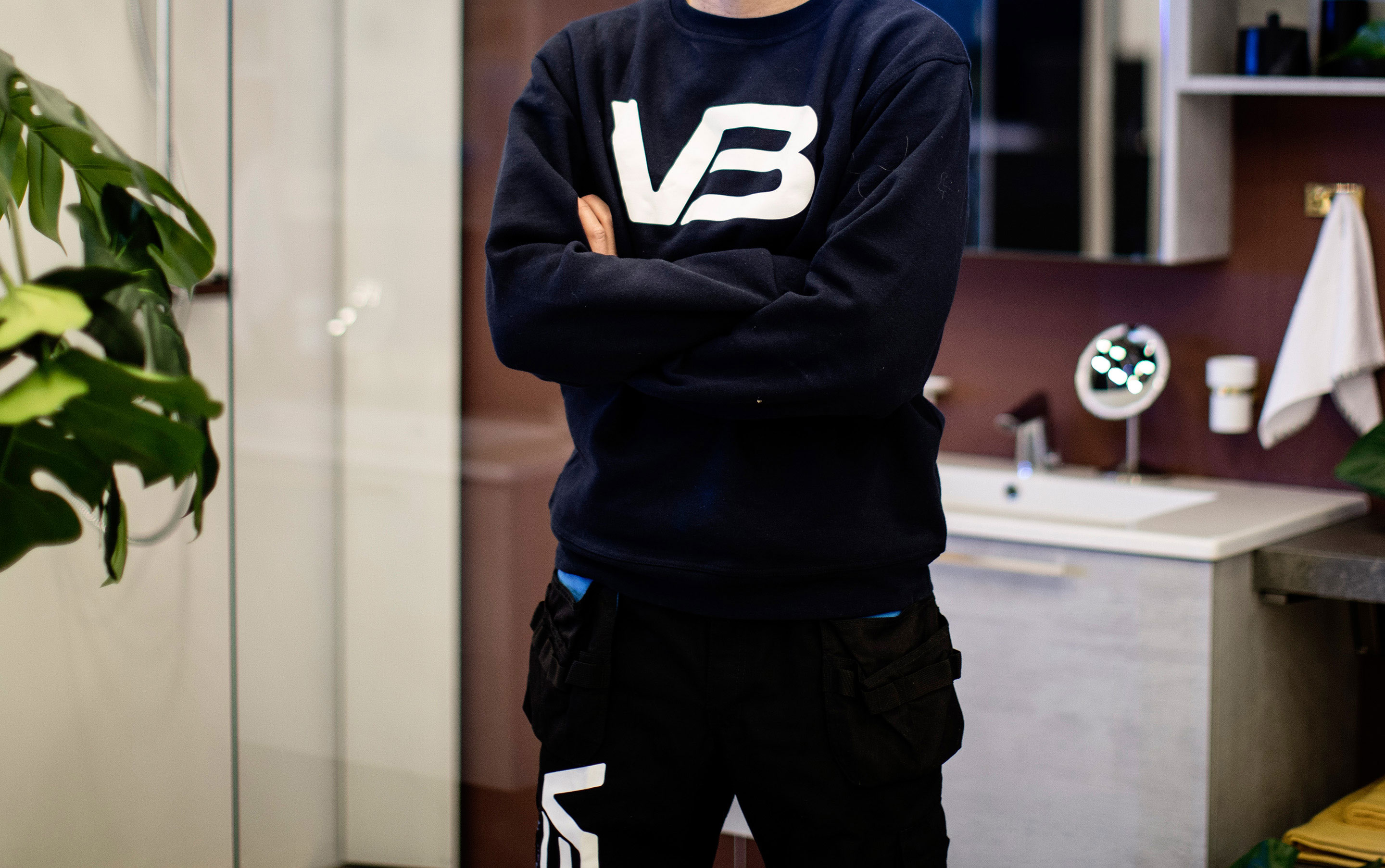 VB rørlegger med bedriftslogo på genseren sin